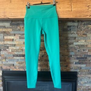 Like new Alo high waisted leggings 🌼